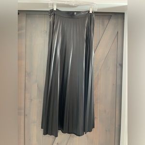 Vegan leather pleated skirt - black